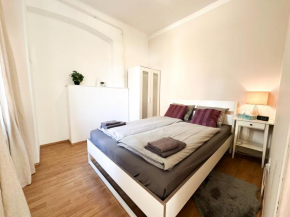 Cozy 1BR Apt with City Skyline View - Purple Skyline